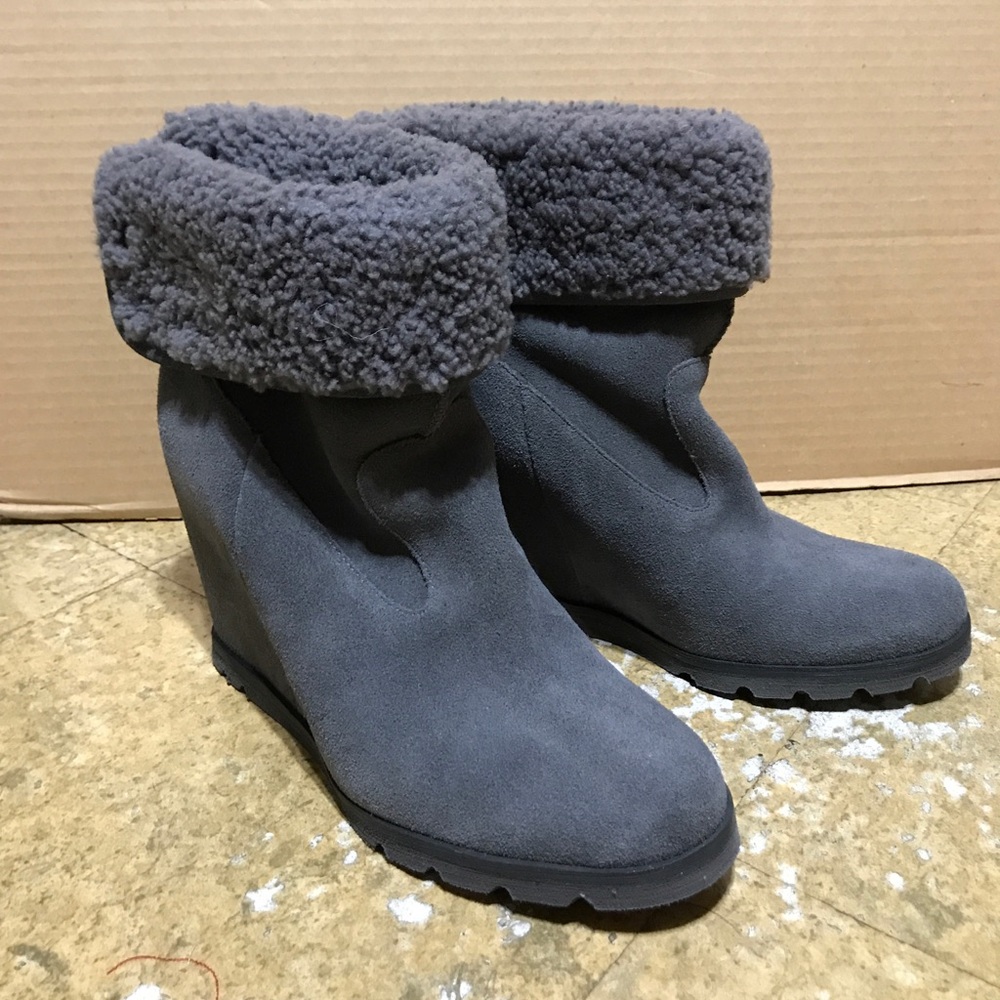 UGG AUSTRALIA KYRA GREY SUEDE PULL ON WEDGE BOOTS